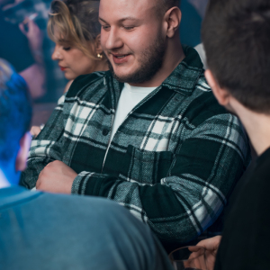 048